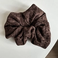 Primer plano detallado de coletero de chenilla marrón con textura de terciopelo suave - 4# Coletero Café
