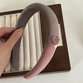 Roze en grijze fluwelen haarband met hartje en gouden bedel, handbediende weergave - Grijs Roze Contrast Hart Haarband