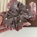 Detail van grijze fluwelen scrunchie met roze ruches en witte parels afgewerkt - Grijze Scrunchie met Roze Rand en Parel