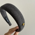 Diadema ancha de lana gris con detalle de corazón dorado para invierno y el otoño - Hebilla de Corazón Dorado / Gris