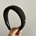 Diadema de lana gris oscuro con hebilla de corazón dorada y diseño elegante - Hebilla de Corazón Dorado / gris oscuro