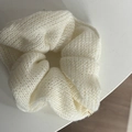 Vista dettagliata dello scrunchie in maglia bianco panna con morbida consistenza di lana - Scrunchie Maglia Crema Ciondolo Cuore