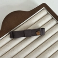 Pinza para el pelo con lazo de cinta acanalada marrón oscuro y placa de metal dorada - Pinza de Pelo de Lazo de Doble Capa / Gris