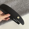 Serre-tête fait main en tissu noir avec texture sergé et logo en métal doré - Serre-Tête Noir Étiquette Argentée