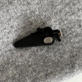 Barrette à nœud noir élégante avec étiquette en métal argenté sur tissu gris - Pince Triangle Noire Avec Nœud Noir