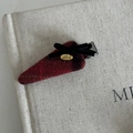 Dettaglio fermaglio per capelli in tweed rosso con fiocco di velluto nero e logo dorato - Fermaglio Triangolare Senza Traccia / Plaid Triangolo Rosso Nero