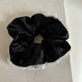 Elegante zwarte fluwelen scrunchie met witte kant voor een Franse vintage haarstijl - Witte Rand Zwarte Fluwelen Scrunchie