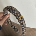 Detalle de diadema de tweed gruesa con patrón marrón y colgante de mariposa dorado - Diadema Rayada Amarillo Azul Lazo Dorado