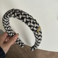Diadema acolchada de tweed clásica en blanco y negro con un elegante lazo de metal dorado - Diadema Rayada Blanco Negro Lazo Dorado
