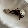 Dettaglio del fermaglio scozzese marrone con testa di orsetto e fiocco in finto camoscio - Clip Triangolare A Righe Tè Al Latte Con Orso