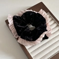 Detalle del coletero de terciopelo negro con flores violetas y borde plisado rosa estilo retro - 5# Goma Para El Pelo Negra Con Ribete De Encaje Rosa