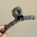 Pinza para el pelo de felpa gris con lazo de terciopelo negro sobre un fondo color beige - Gris con lazo negro