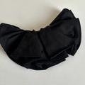 Dettaglio di un fiocco in tessuto nero a più strati con cuciture precise per accessori capelli - Molletta a Molla a Forma di Ventaglio / Molletta a Ventaglio Nera