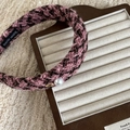Dettaglio del cerchietto in tweed con tessuto rosa intrecciato e perla ornamentale - Plaid Rosa (Rosa)