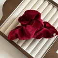 Elastico per capelli oversize in velluto bordeaux con ciondolo rotondo dorato Love - Clip Flaccata Rosso Vino