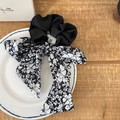 Haargummi mit Blumenmuster und langer Schleife aus schwarz-weißem Chiffonstoff - Schwarz Blumen Band Stil