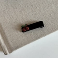 Dettaglio di un fermaglio per capelli in velluto nero con ciondolo a ciliegia rossa - Clip Becco d'Anatra Nero Ciliegia