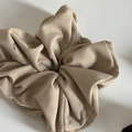 Grande elastico per capelli in velluto a coste beige con trama a coste per donna - Scrunchie / Riga Tè al Latte