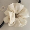 Detail van een crème beige seersucker scrunchie met gelaagde textuur en ruchesontwerp - Wit