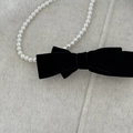 Dettaglio del fermaglio per capelli in velluto nero con eleganti catenelle di perle bianche - Fermaglio a Molla con Fiocco (3#) / Nero