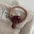 Détail d'un élastique à cheveux fait main avec champignon en tissu et perles dorées - Élastique à Cheveux Champignon Violet