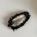 Fermaglio per capelli fatto a mano con perle a ciliegia e texture in mohair bianco e nero - Clip Ciliegia Goccia Bordo Nero