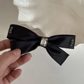 Dettaglio del fiocco in raso nero con decorazione in cristallo e perline sfaccettate - 9cm / Stile 1 Fiocco Nero Strass Quadrato