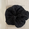 Elegante coletero scrunchie de tela negra con tachuelas plateadas y diseño fruncido - Coletero Negro con Diamantes de Imitación