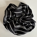 Detalle de un coletero grande a rayas blancas y negras con suave textura plisada - Coletero Rayado Negro Blanco