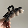 Braune und graue Strickschleife-Haarklammer für Damen mit herbstlicher Wolltextur - Milchtee Strick-Schleife-Haarklammer