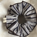 Scrunchie vintage in cotone a righe blu su sfondo morbido di peluche bianco - Scrunchie Plicchettato Grande / Scrunchie Grigio Blu