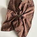 Dunkelbrauner Haargummi mit Polka-Dots und Schleife für Frauen auf weißem Hintergrund - Drachen-Stil Haargummi / 4# Kaffee Drachen-Stil Weißer Polka Dot