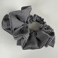 Elastico per capelli oversize a quadretti bianchi e neri con design a strati - Piccolo / Scrunchie a Fiocco Gingham Piccolo