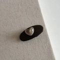 Detalle del adorno de perla en forma de corazón en la pinza de pelo de cuero con lazo - Estilo Ovalado PU Caqui (Corazón)