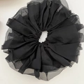Elegante 4-laags zwarte organza scrunchie met Franse stijl ruches textuur - Zwart Dubbellaags Gaas
