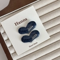 Denim-Herz-Ohrringe mit silbernen Buchstabenanhängern auf weißem Schmuckdisplay - Herz Paar