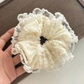 Crèmewitte 4-laagse kant scrunchie met Sweety girl label en ruches borduurwerk - Beige Kant