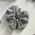 Detalle macro de un coletero de punto gris con elegantes perlas blancas en fondo blanco - Gris Claro (Decoración de Perlas)