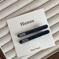 Detailansicht der Haarspangen aus Denim-Stoff mit graviertem silbernem Metall-Schriftzug - Rechteck Paar
