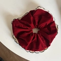 Extra grote bordeauxrode fluwelen scrunchie met crème kant en zwarte stikselrand - Rood