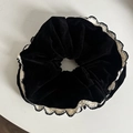 Detail van zwarte fluwelen scrunchie met witte kanten randen en zachte geplooide textuur - Zwart