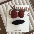 Handgefertigtes Set aus roter Schleifen-Haarspange und schwarzer gemusterter Haarnadel - Burgunderfarbene Rüschenschleife Und Schwarzes Kariertes Ovales Design