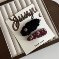 Dettaglio del set di fermagli per capelli fatti a mano con fiori rossi e uncinetto nero - Smiley Ovale Nero E Stile Floreale Rosso