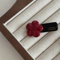 Detail der roten Acetat-Haarspange mit goldenem France Handmade-Schriftzug - Weinrote Blume Schwarzer Clip