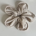 Dettaglio dell'elastico per capelli a fiore in velluto champagne con cinque petali e cuciture - Elastico per Capelli Fiore in Velluto Beige