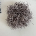 Détail d'un chouchou gris argenté avec franges métalliques et design doux au style élégant - Violet