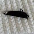 Pinza para el pelo con lazo de terciopelo negro y placa metálica Love sobre tela blanca - Pinza de Pelo Triangular Negra (Lazo Negro)