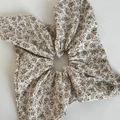 Detailopname van vintage bloemen scrunchie met kant en hoge elasticiteit van katoen - Wit Bloemen Scrunchie