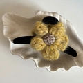 Detail der gelben Häkelblumen-Haarklammer mit Vintage-Tweed-Struktur in der Mitte - Ingwergelb Strickblumen-Haarklammer