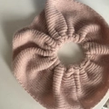 Rosa gestrickter XL-Haargummi für Damen mit weicher Wollstruktur auf weißem Hintergrund - Rosa